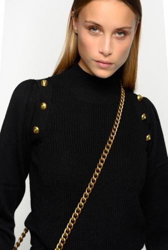Čierny sveter s okrasnými gombíkmi pinko