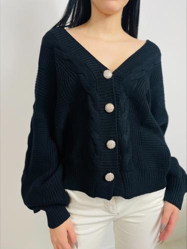 �ierny sveter s gomb�kmi