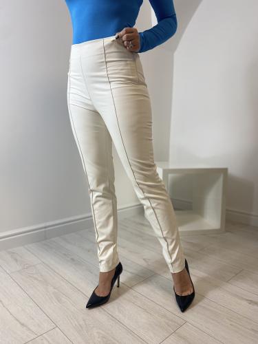 LEG�NY JOLEEN V BɎOVEJ FARBE