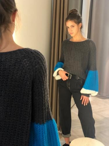 SIV� SVETER S BAL�NOV�MI RUK�VMI