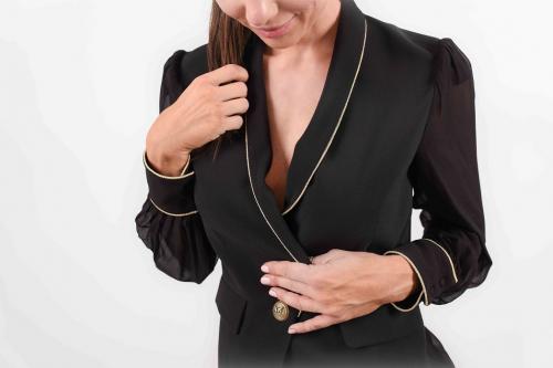 Pinko �ierne sako s ozdobn�m gomb�kom